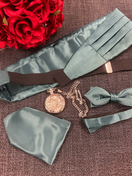 Kummerbund, Fliege und Einstecktuch in Petrol mit silberner Taschenuhr und Kette