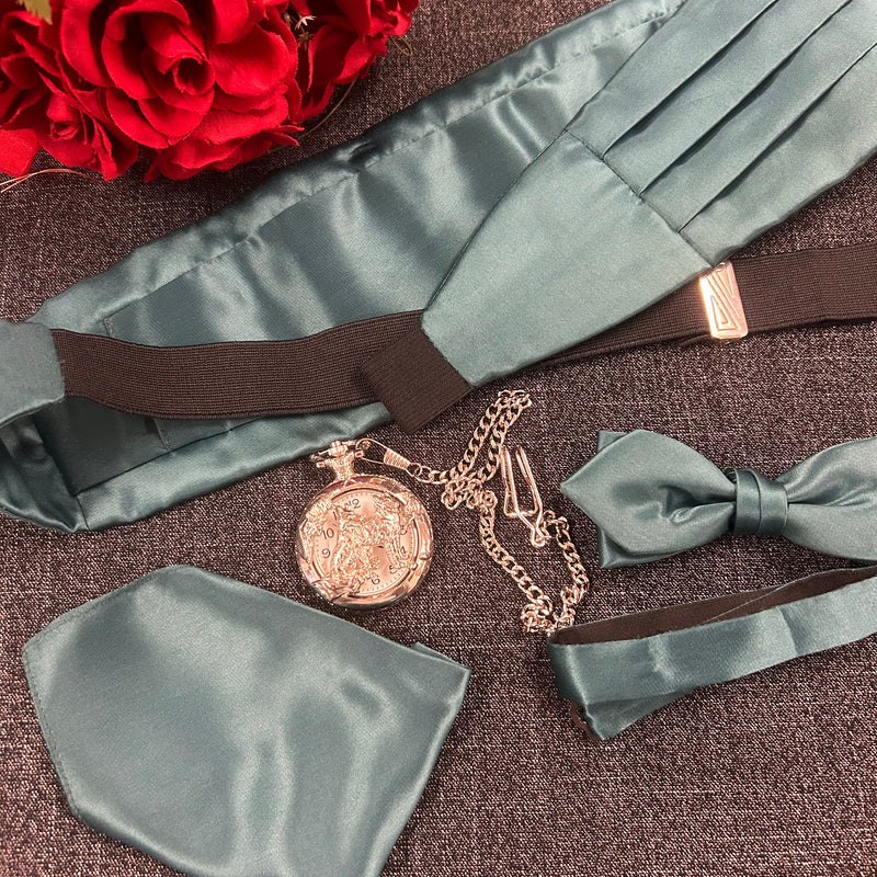 Kummerbund, Fliege und Einstecktuch in Petrol mit silberner Taschenuhr und Kette