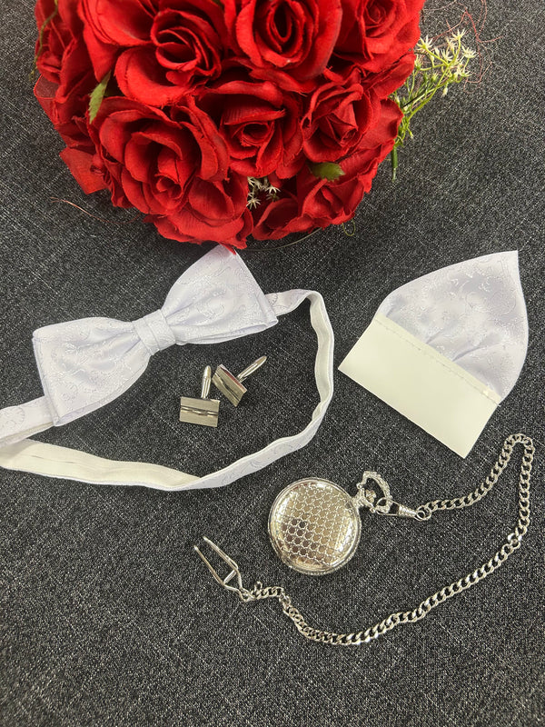 Vintage Herren Accessoires: Fliege, Einstecktuch, Manschettenknöpfe und Taschenuhr auf grauem Stoff