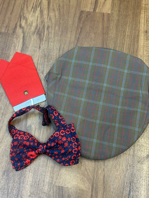 Vintage Herren Accessoires Set mit Schiebermütze kariert, blauer Fliege mit rotem Muster und rotem Einstecktuch mit Einsteckhilfe.