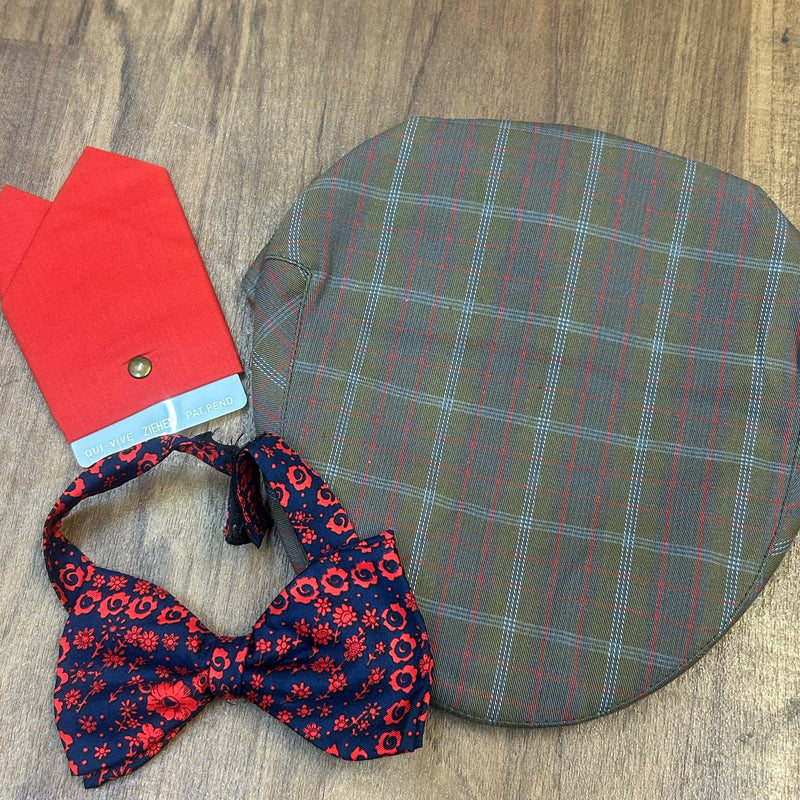 Vintage Herren Accessoires Set mit Schiebermütze kariert, blauer Fliege mit rotem Muster und rotem Einstecktuch mit Einsteckhilfe.