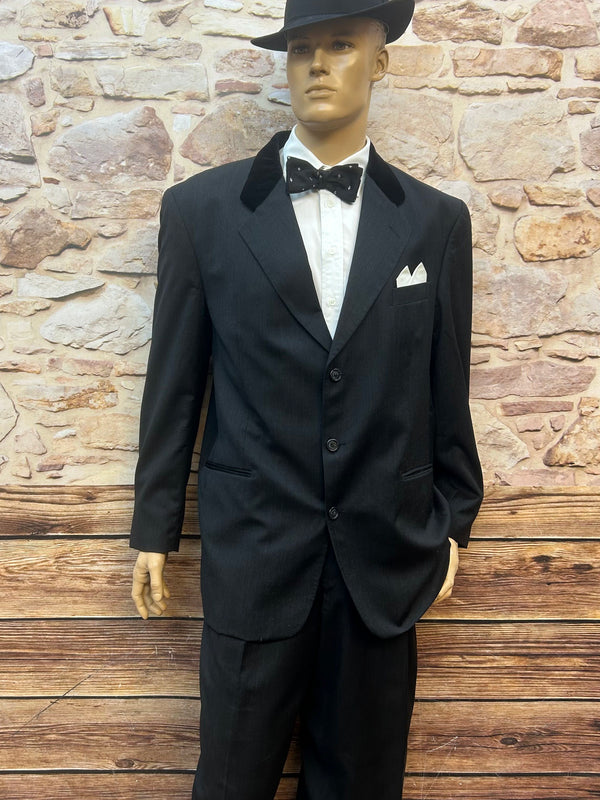 „Vintage Herren Anzug Komplettset Größe 56 schwarz mit Hut Fliege Hosenträgern und Einstecktuch im 20er Jahre Stil“