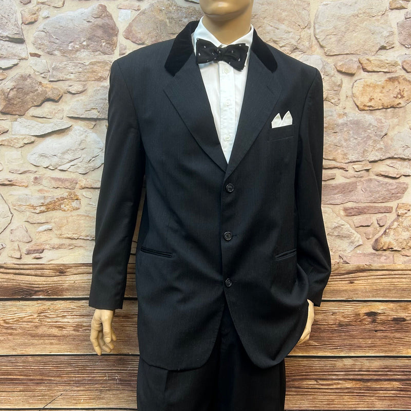 „Vintage Herren Anzug Komplettset Größe 56 schwarz mit Hut Fliege Hosenträgern und Einstecktuch im 20er Jahre Stil“