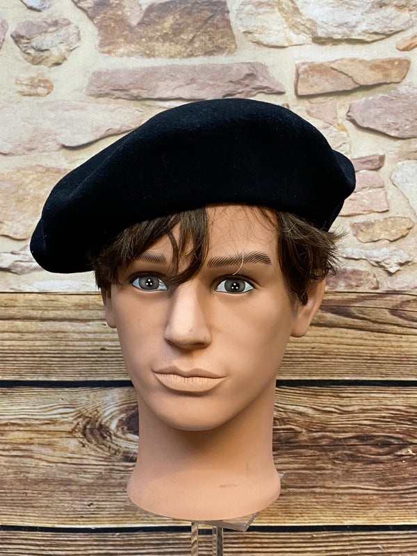 „Schwarzes Vintage Herren-Barett Größe 60 aus 100 Prozent Lambswool auf Schaufensterkopf“