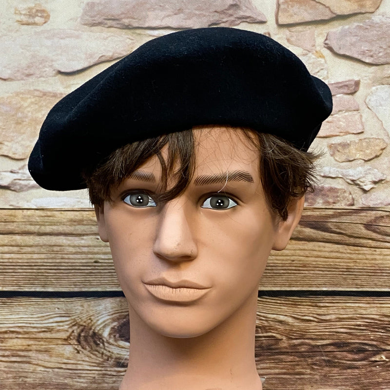 „Schwarzes Vintage Herren-Barett Größe 60 aus 100 Prozent Lambswool auf Schaufensterkopf“