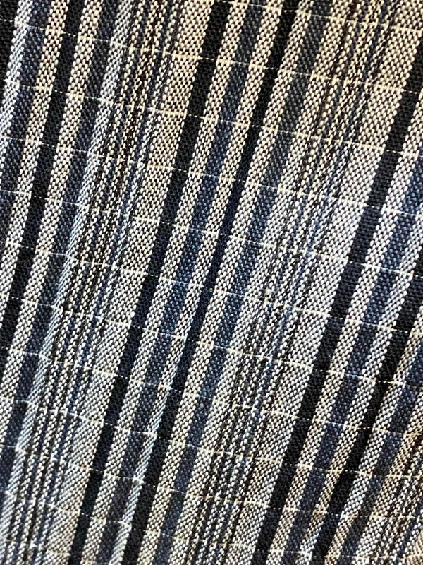 „Detailaufnahme Vintage Stoffhose Streifenmuster Bundfalte Herren“