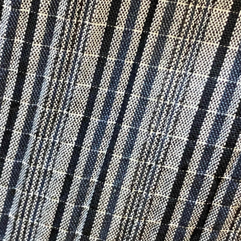 „Detailaufnahme Vintage Stoffhose Streifenmuster Bundfalte Herren“