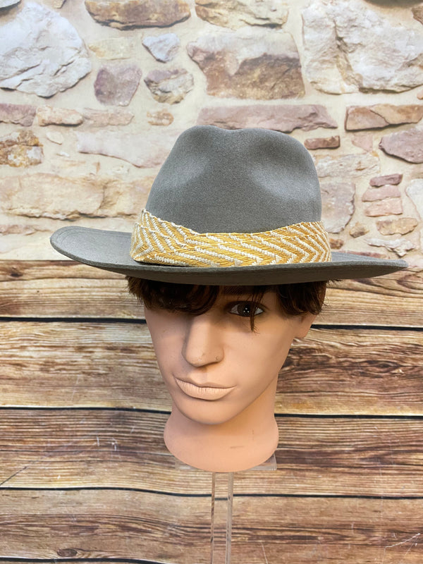 Grauer Vintage Herren Fedora aus Haarfilz mit gelb-naturfarbenem Hutband Größe 56 Ansicht 1