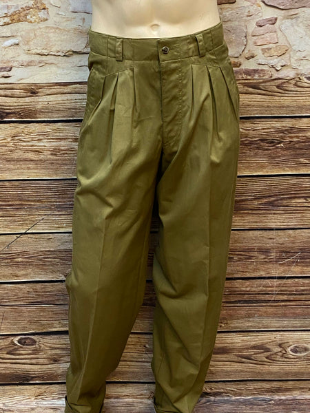 Vorderansicht einer olivgrünen Vintage Herren-Hose mit Bundfalte.