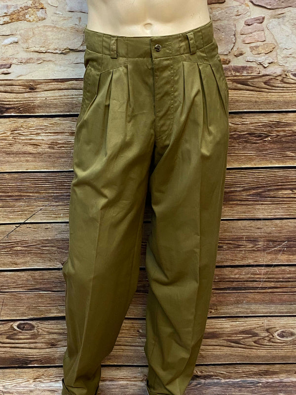 Vorderansicht einer olivgrünen Vintage Herren-Hose mit Bundfalte.