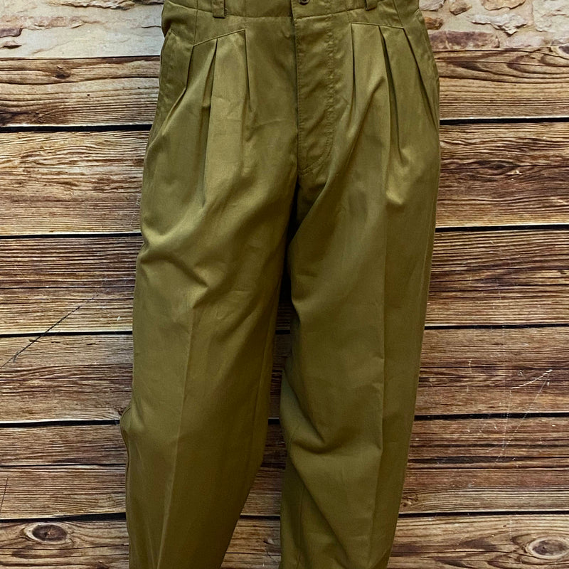 Vorderansicht einer olivgrünen Vintage Herren-Hose mit Bundfalte.