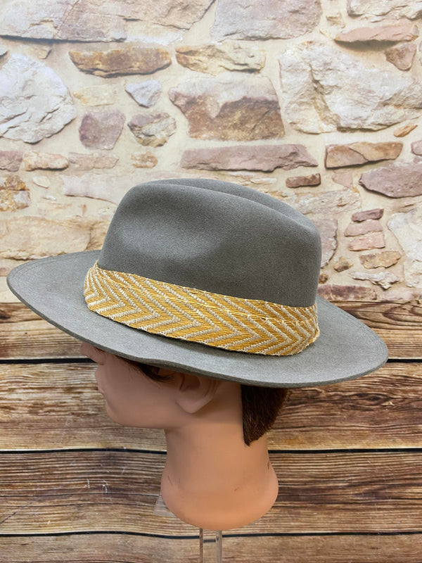 Grauer Vintage Herren Fedora aus Haarfilz mit gelb-naturfarbenem Hutband Größe 56 Ansicht 2