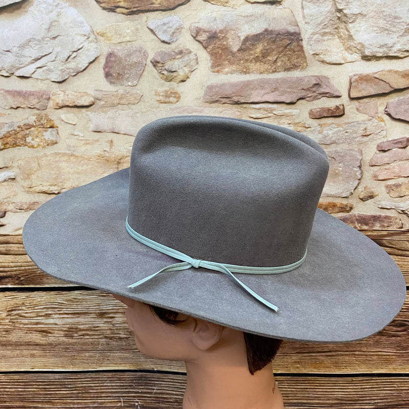 Grauer Vintage Westernhut von Smithbilt mit breiter Krempe und hellem Hutband Ansicht 2