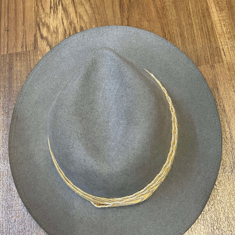 Grauer Vintage Herren Fedora aus Haarfilz mit gelb-naturfarbenem Hutband Größe 56 Ansicht 4
