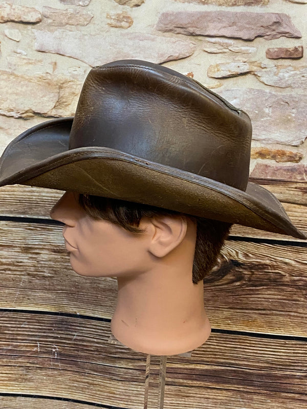 Brauner Vintage Leder-Cowboyhut von Fox Creek mit geformter Krempe und sichtbarer Patina Ansicht 1