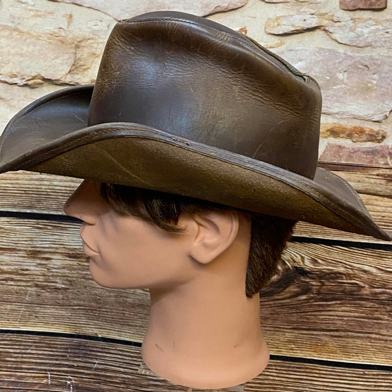 Brauner Vintage Leder-Cowboyhut von Fox Creek mit geformter Krempe und sichtbarer Patina Ansicht 1
