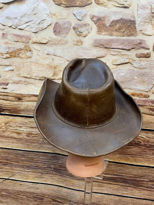 Brauner Vintage Leder-Cowboyhut von Fox Creek mit geformter Krempe und sichtbarer Patina Ansicht 2
