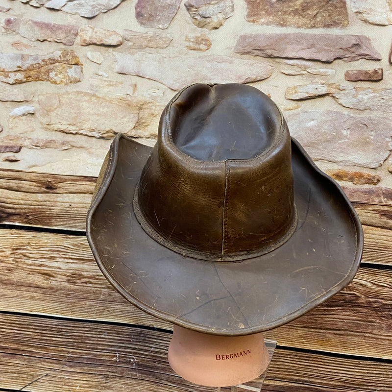 Brauner Vintage Leder-Cowboyhut von Fox Creek mit geformter Krempe und sichtbarer Patina Ansicht 2