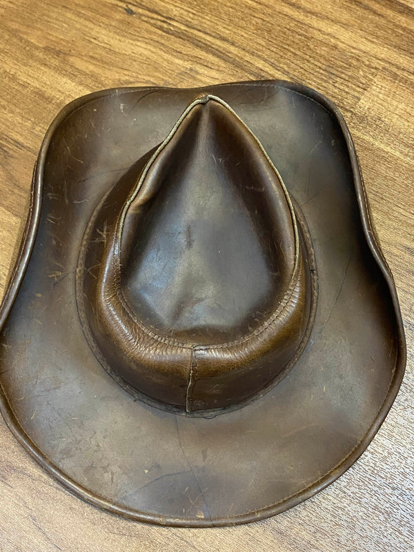 Brauner Vintage Leder-Cowboyhut von Fox Creek mit geformter Krempe und sichtbarer Patina Ansicht 3