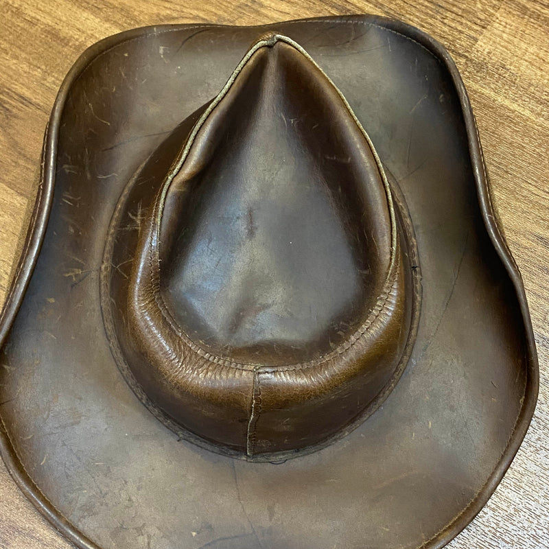 Brauner Vintage Leder-Cowboyhut von Fox Creek mit geformter Krempe und sichtbarer Patina Ansicht 3