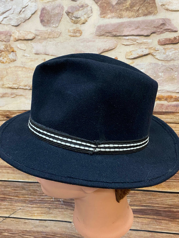 Schwarzer Vintage Fedora von Pigalle mit schwarz-weißem Hutband und geformter Krone, Ansicht 1