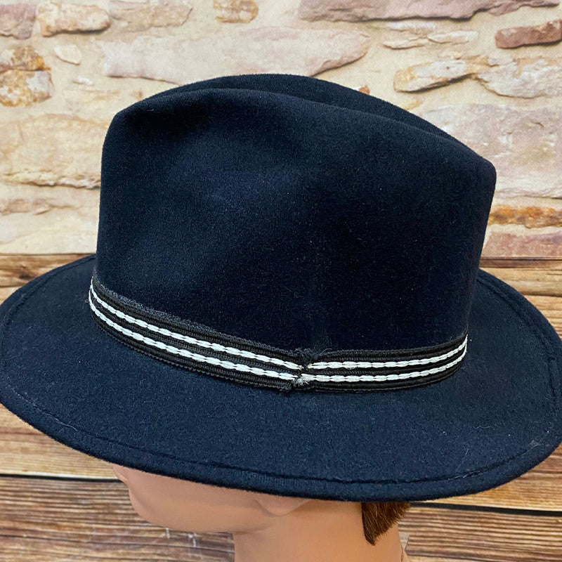 Schwarzer Vintage Fedora von Pigalle mit schwarz-weißem Hutband und geformter Krone, Ansicht 1