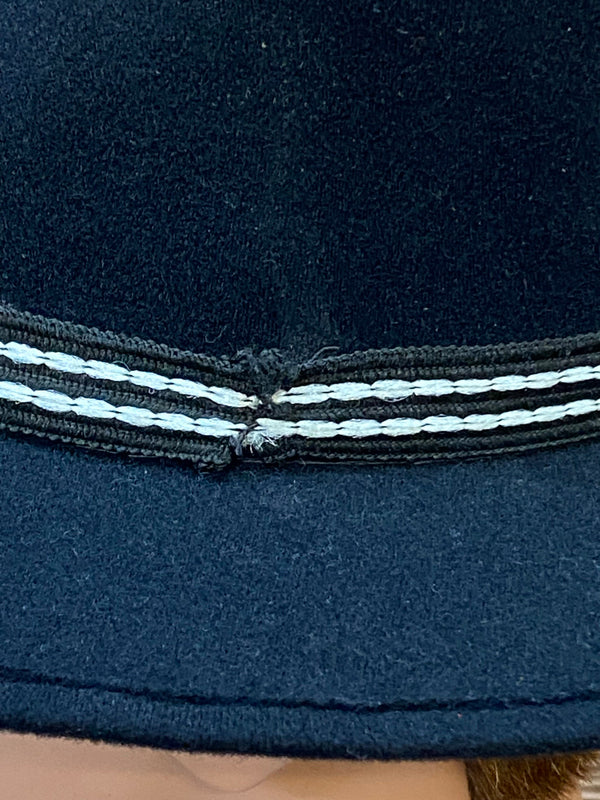 Schwarzer Vintage Fedora von Pigalle mit schwarz-weißem Hutband und geformter Krone, Ansicht 2