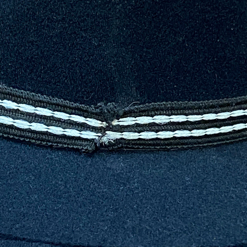 Schwarzer Vintage Fedora von Pigalle mit schwarz-weißem Hutband und geformter Krone, Ansicht 2