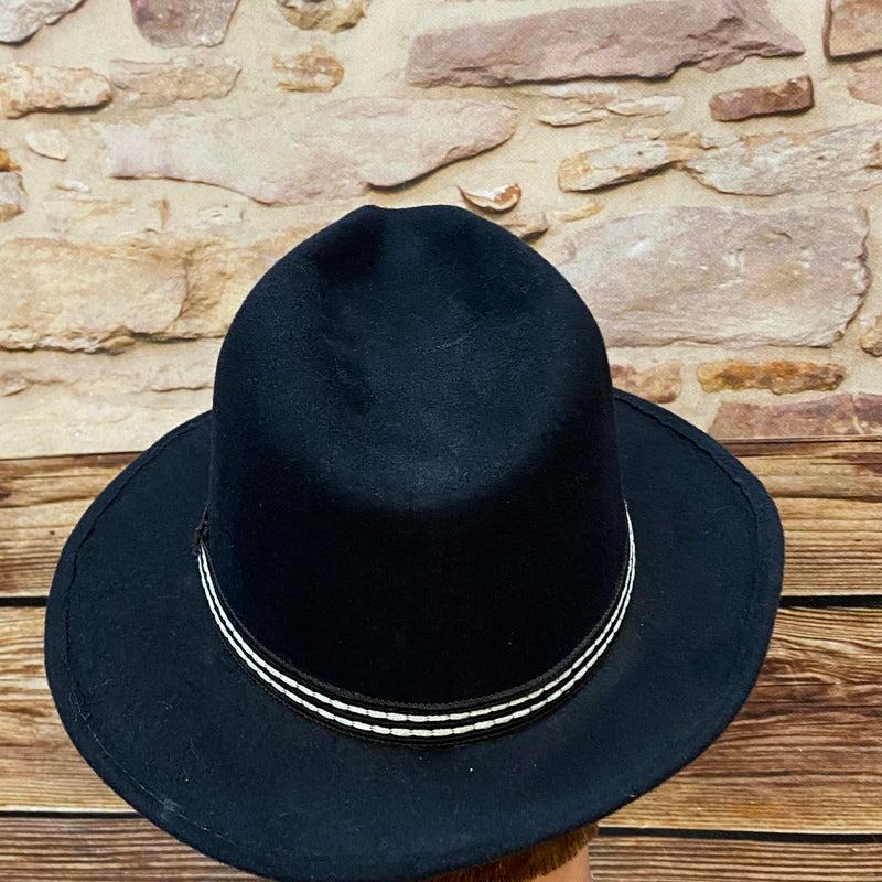 Schwarzer Vintage Fedora von Pigalle mit schwarz-weißem Hutband und geformter Krone, Ansicht 3