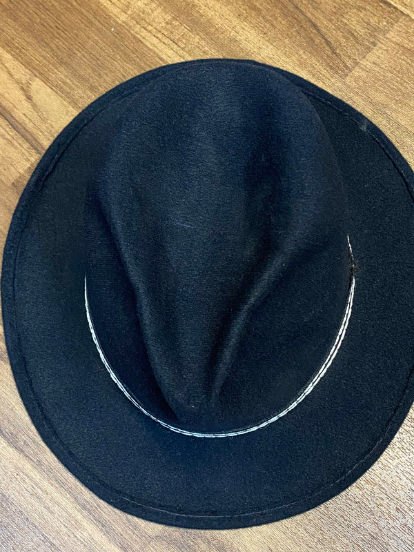 Schwarzer Vintage Fedora von Pigalle mit schwarz-weißem Hutband und geformter Krone, Ansicht 4