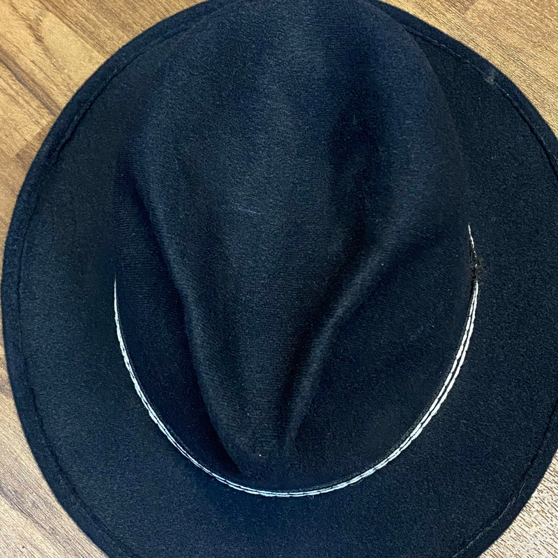 Schwarzer Vintage Fedora von Pigalle mit schwarz-weißem Hutband und geformter Krone, Ansicht 4
