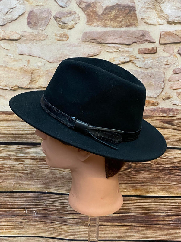 Schwarzer Woll-Fedora Gr. 57 mit Hutband und kleiner seitlicher Verzierung, Ansicht 1