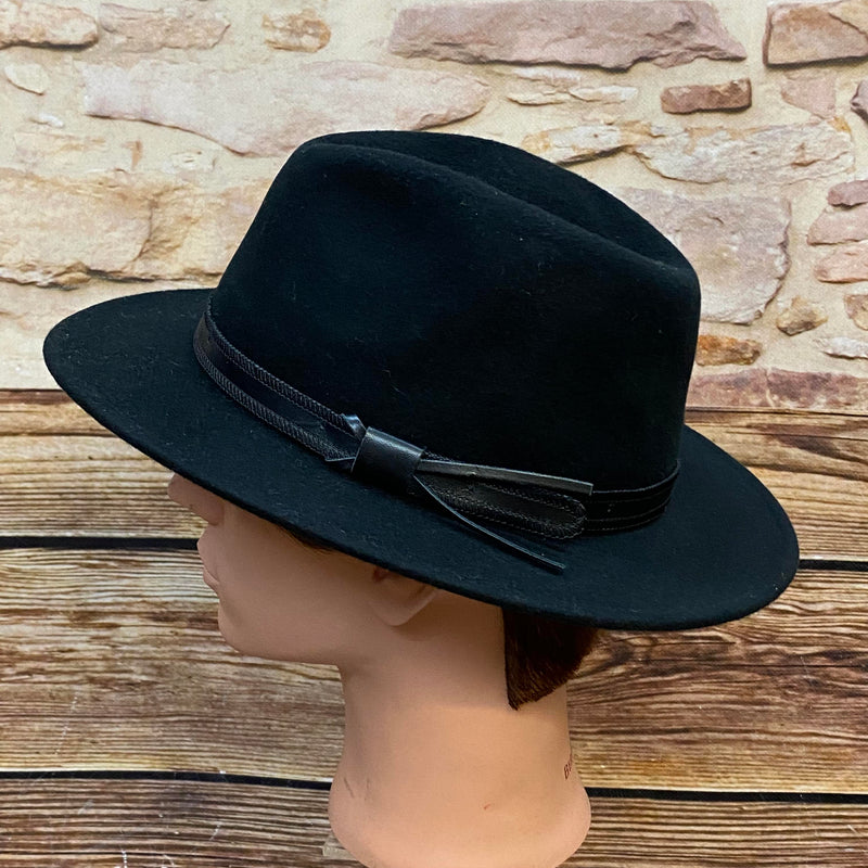 Schwarzer Woll-Fedora Gr. 57 mit Hutband und kleiner seitlicher Verzierung, Ansicht 1