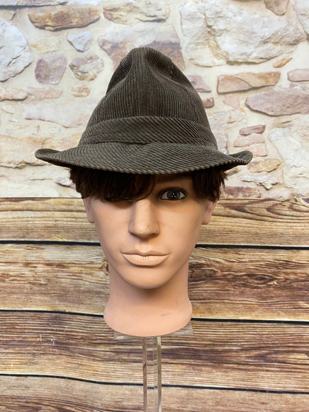 „Brauner Vintage Herren Hut Größe 57 aus Cord mit klassischer Retro-Form für 20er Jahre Looks und Oldtimer-Outfits“
