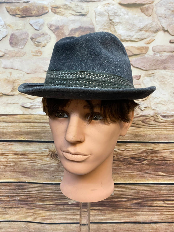 „Grauer Vintage Herren Hut Größe 56 mit gemustertem Hutband, Luckenwalde DDR Etikett und klassischer Retro-Form“