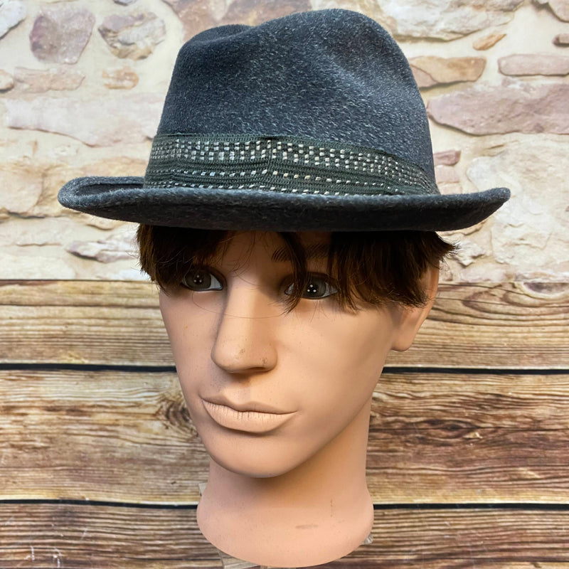 „Grauer Vintage Herren Hut Größe 56 mit gemustertem Hutband, Luckenwalde DDR Etikett und klassischer Retro-Form“