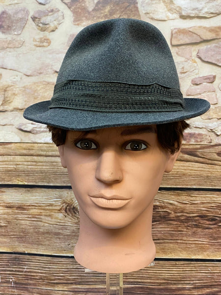 „Grauer Vintage Herren Hut Größe 57 mit dunklem Hutband, J. Braunger Biberach Hinweis und Betrieb Guben DDR Etikett“