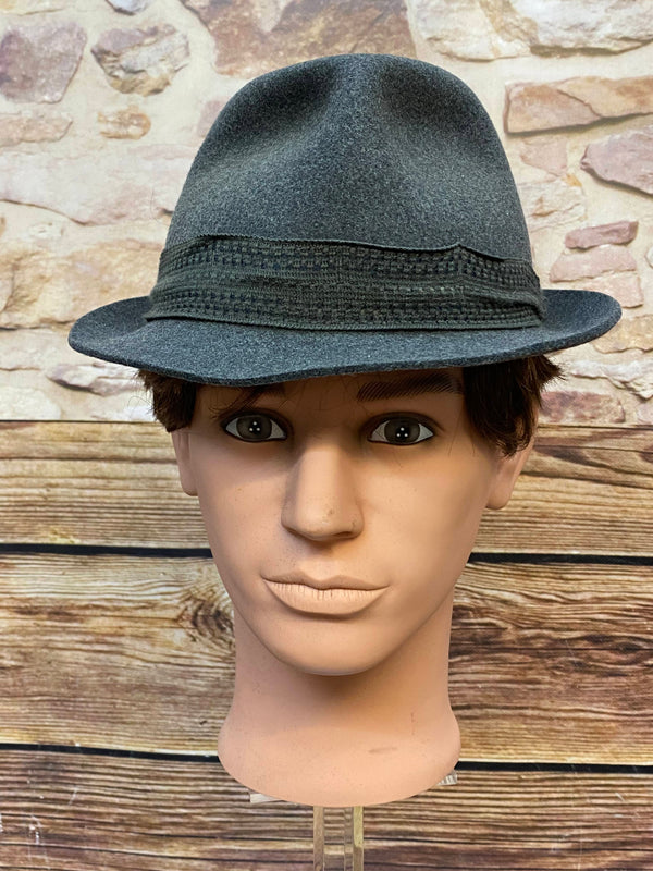 „Grauer Vintage Herren Hut Größe 57 mit dunklem Hutband, J. Braunger Biberach Hinweis und Betrieb Guben DDR Etikett“