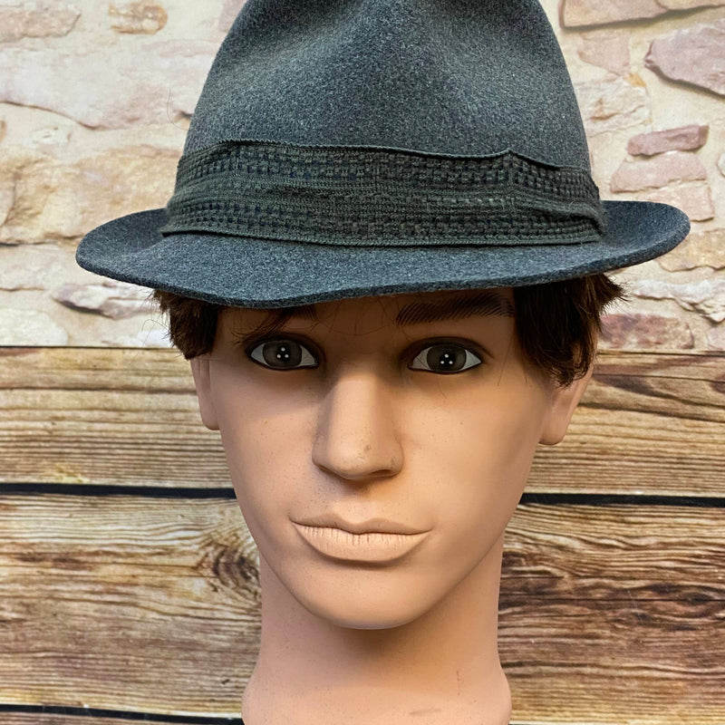 „Grauer Vintage Herren Hut Größe 57 mit dunklem Hutband, J. Braunger Biberach Hinweis und Betrieb Guben DDR Etikett“