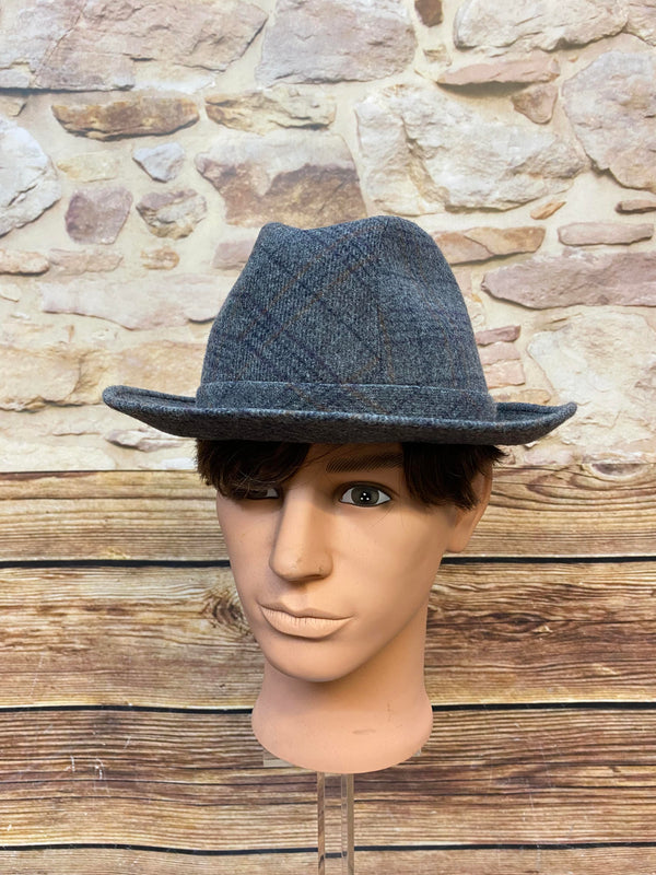 „Grauer karierter Vintage Herren Hut Größe 58 mit 80 Prozent Wolle, 20 Prozent Nylon und klassischer Retro-Form“