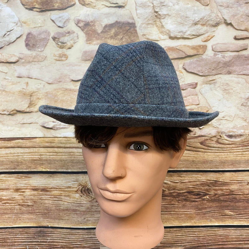 „Grauer karierter Vintage Herren Hut Größe 58 mit 80 Prozent Wolle, 20 Prozent Nylon und klassischer Retro-Form“