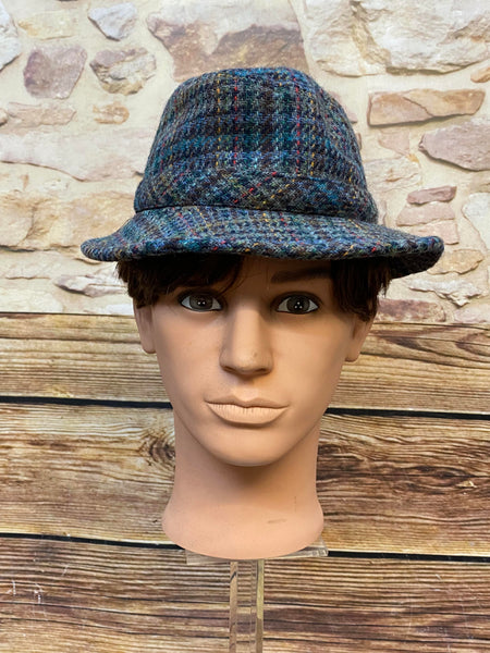 „Karierter Vintage Herren Hut Größe 56 mit mehrfarbigem Muster, Wollanteil und rotem Futter für Retro Herrenlooks“