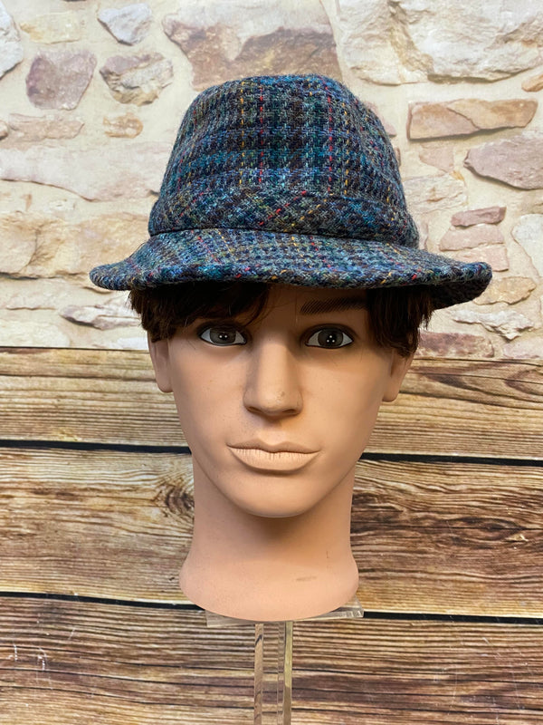 „Karierter Vintage Herren Hut Größe 56 mit mehrfarbigem Muster, Wollanteil und rotem Futter für Retro Herrenlooks“