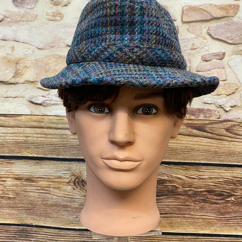 „Karierter Vintage Herren Hut Größe 56 mit mehrfarbigem Muster, Wollanteil und rotem Futter für Retro Herrenlooks“
