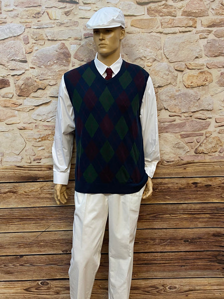 Komplettes Vintage Herren Outfit mit Argyle Pullunder, weißer Hose, Hemd, Krawatte und Schiebermütze
