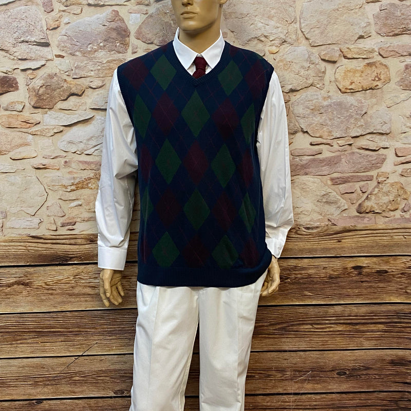 Komplettes Vintage Herren Outfit mit Argyle Pullunder, weißer Hose, Hemd, Krawatte und Schiebermütze