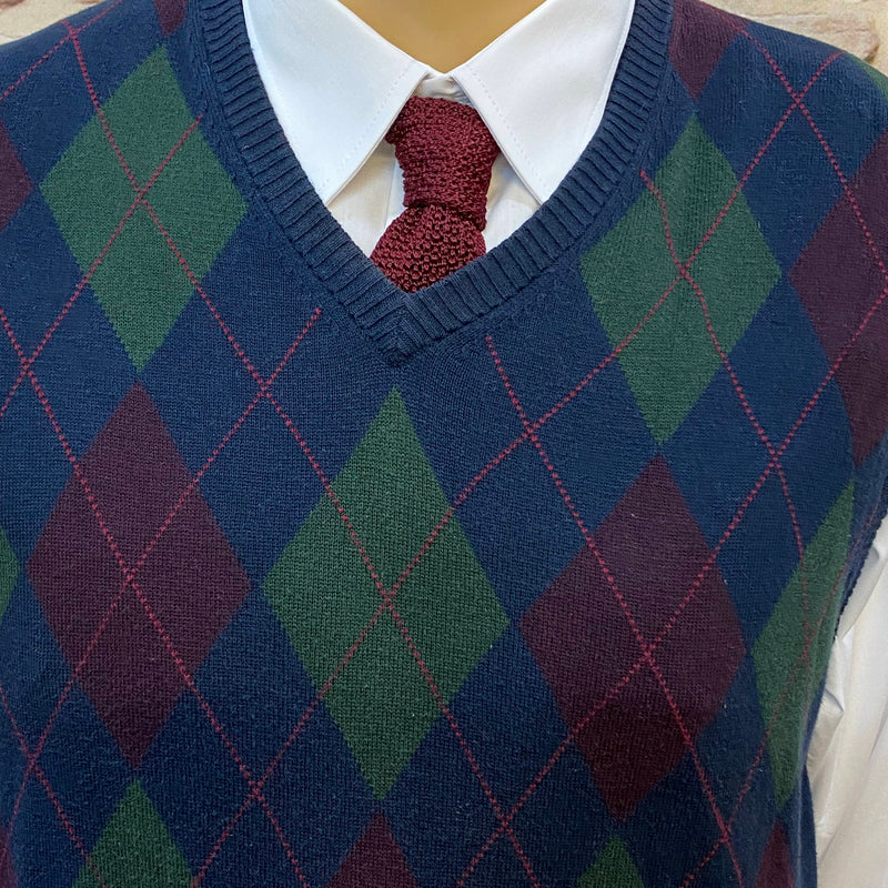 Detailaufnahme vom Pullunder mit Argyle-Muster und burgunderroter Krawatte