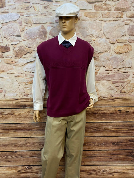 Vintage Herren Outfit mit bordeauxrotem Pullunder, weißem Hemd und beiger Hose auf Schaufensterpuppe