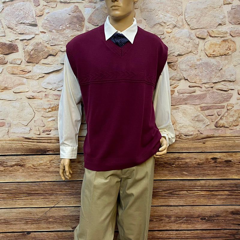 Vintage Herren Outfit mit bordeauxrotem Pullunder, weißem Hemd und beiger Hose auf Schaufensterpuppe