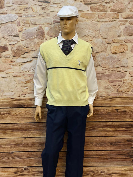 Komplettes Vintage Herren Outfit mit Hose, Pullunder, Hemd, Schiebermütze und Krawatte auf Schaufensterpuppe